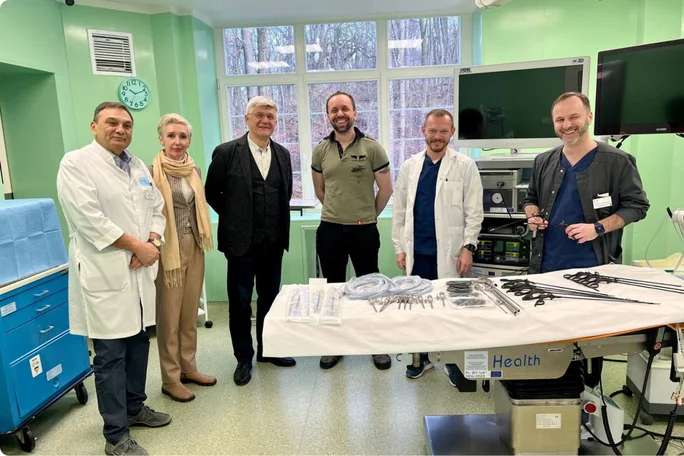 Eine Gruppe von Ärzten und Krankenschwestern der Stepic CEE Charity, die sich um einen Tisch versammelt haben.