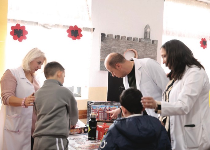 Eine vielfältige Gruppe von Schülern, die im Klassenzimmer an Schreibtischen lernt, Stepic Charity CEE hilft und bildet Kinder aus.