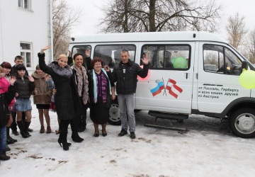Karina Sarkissova, Pascale Vayer (kleine herzen) & Kinder des Waisenhauses